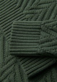 Zielony sweter robiony na drutach, prezentujący teksturowany wzór zygzaka z ściągaczami. Materiał wydaje się miękki i gruby, co zapewnia przytulny wygląd.