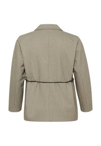 Bež blazer s strukturiranim dizajnom, prednjim džepovima i crnim remenom u struku. Prilagođeni ovratnik i dugi rukavi. Tekstuirana tkanina.