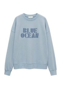 Svetlomodrá mikina vyrobená z jemného materiálu, s okrúhlym výstrihom, dlhými rukávmi a výrazným textom s nápisom "BLUE OCEAN" v tmavšej modrej farbe.