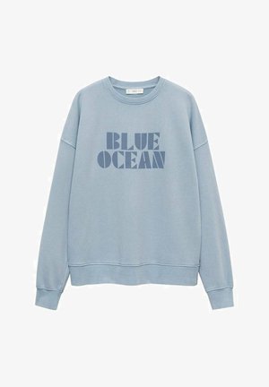 Bluza de trening de culoare albastru deschis, fabricată dintr-un material moale, având gât rotund, mâneci lungi și un text îndrăzneț care spune "OCEAN ALBASTRU" în albastru mai închis.