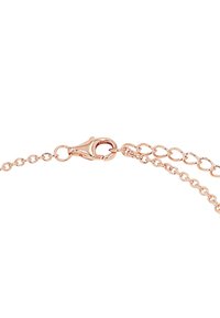 Chiusura a gancio in oro rosa attaccata a fine anelli di catena con catena di estensione regolabile su uno sfondo bianco.