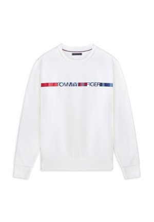 Bílá mikina s dlouhým rukávem a kulatým výstřihem, s horizontálním červeným a modrým pruhem a nápisem "Tommy Hilfiger" na hrudi.
