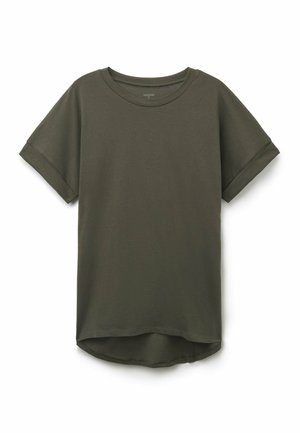 Camiseta de manga corta de color verde oliva oscuro con puños enrollados y dobladillo trasero ligeramente más largo.