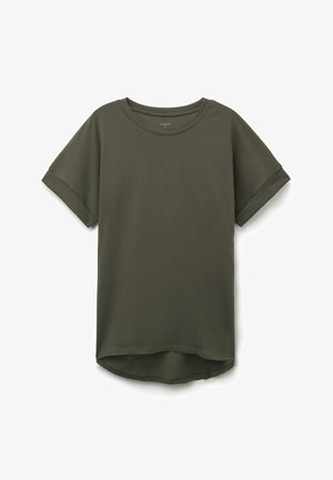 Camiseta de manga corta de color verde oliva oscuro con puños enrollados y dobladillo trasero ligeramente más largo.