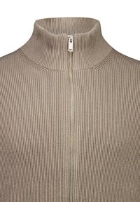Maglione beige a collo alto con zip a metà davanti, caratterizzato da un colletto alto e un tessuto testurizzato per una silhouette aderente.