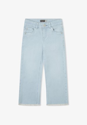 Vaqueros cortos de mezclilla azul claro con dobladillos deshilachados, botón y cremallera delanteros, trabillas para cinturón y estilo de cinco bolsillos.