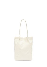 Weiße Stofftote mit zwei langen Griffen. Einfaches Design, weiche Textur, keine sichtbaren Muster oder Beschläge. Hat eine rechteckige Form.