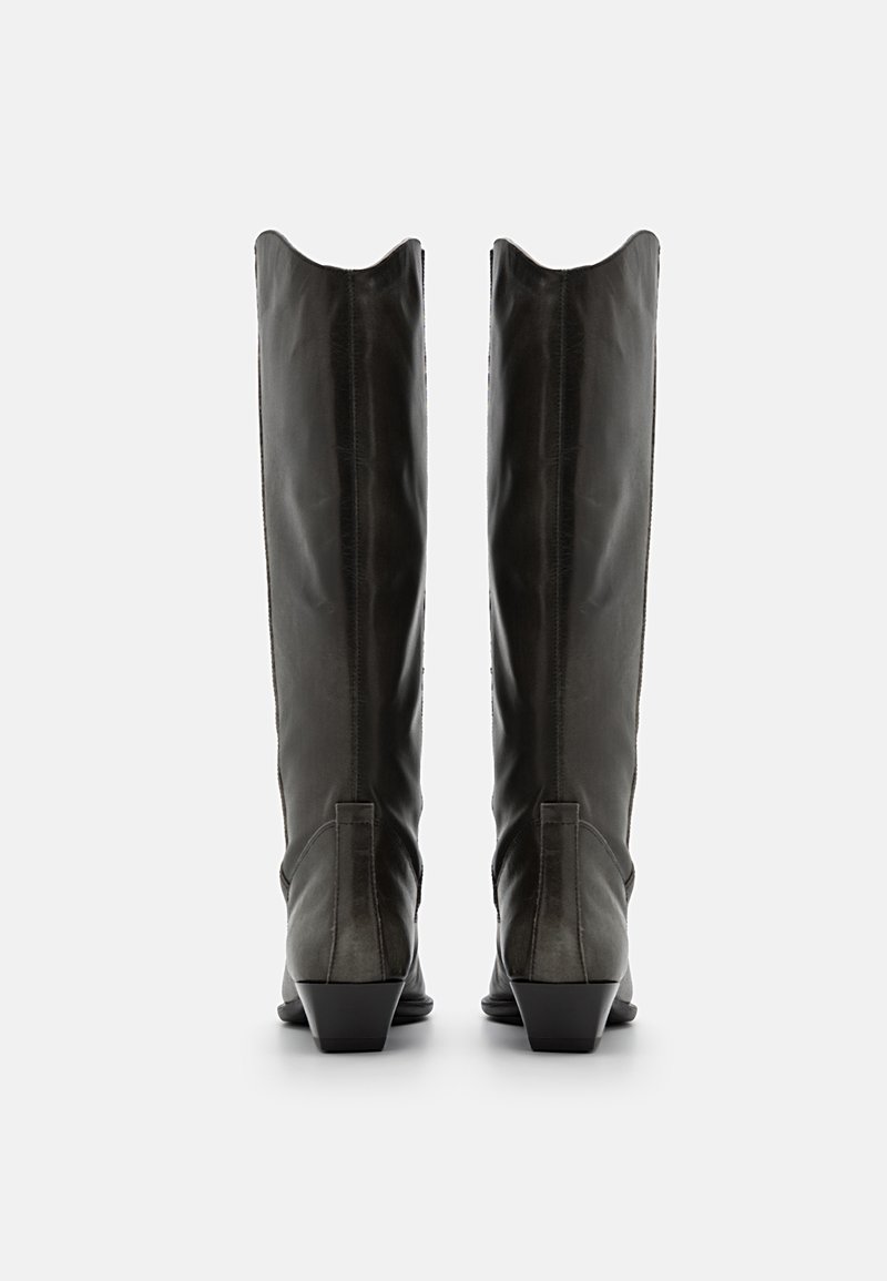 Botas de cuero negro hasta la rodilla con puntas afiladas, un ligero tacón y un borde superior ondulado. Textura suave con un sutil detalle de costuras.