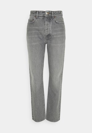 Jeans de pierna recta de talle alto en denim negro desgastado. Cuenta con cinco bolsillos, pasadores para el cinturón y un clásico cierre de botón.