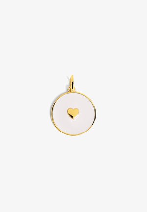 Pendentif circulaire en or avec un petit cœur en or au centre et une boucle pour l'attacher à un collier ou un bracelet.