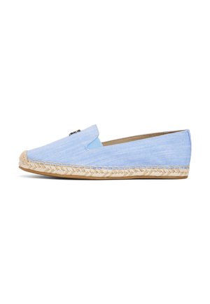 Lyseblå slip-on espadriller med flettet juttesål og gummibund, med en lille metallisk logo på den øverste forside.