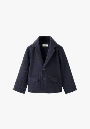 Blazer de forro polar azul marino con solapa con muesca, dos bolsillos delanteros y dos botones. Textura suave, ajuste entallado y forma ligeramente estructurada.