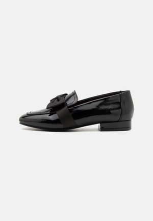Mocassins en cuir verni noir avec un talon plat, dotés d'un large nœud en satin à l'avant et d'un design élégant de bout arrondi.