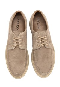 Beżowe zamszowe buty sznurowane z okrągłym noskiem, przeszyciami oraz lekką gumową podeszwą. Wnętrze z gładką brązową podszewką.