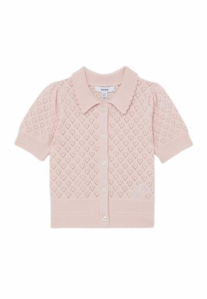 Cardigan de manga corta color rosa con cuello con bordes ondulados, textura de punto con patrón de corazones y cierre frontal con botones. Detallado con puños y dobladillo acanalados.