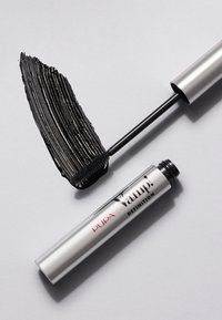 Mascara nero su un applicatore curvo, con un tubetto argentato etichettato "Pupa Vamp! Definition". Texture liscia, finitura lucida, design elegante.