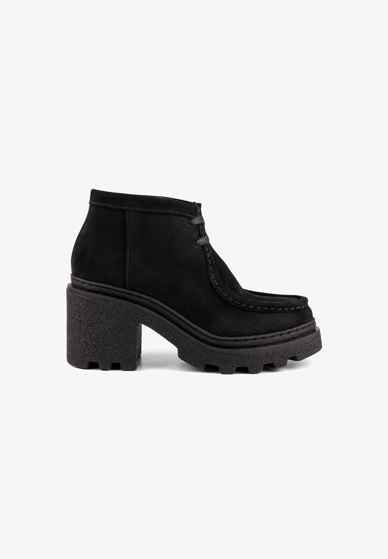 Schwarze Wildleder-Ankle Boots mit einem klobigen, strukturierten Gummihacken, runder Zehenpartie und subtilen Nähten sowie Schnürsenkeln.