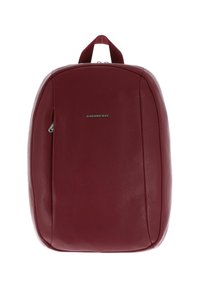 Sac à dos en cuir rouge avec une surface texturée, une forme arrondie, une poignée supérieure et un logo de marque argenté à l'avant.
