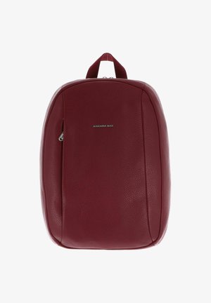 Sac à dos en cuir rouge avec une surface texturée, une forme arrondie, une poignée supérieure et un logo de marque argenté à l'avant.