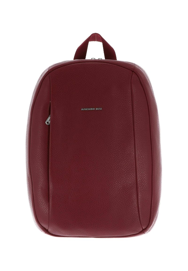 Sac à dos en cuir rouge avec une surface texturée, une forme arrondie, une poignée supérieure et un logo de marque argenté à l'avant.