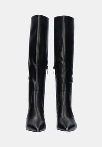Botas negras hasta la rodilla hechas de cuero suave, con punta afilada y un diseño ajustado que incluye una cremallera lateral para facilitar su uso.