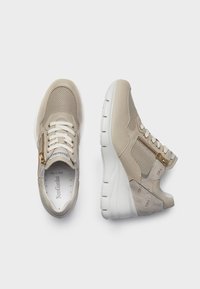 Zapatillas beige con detalles de malla y cuero, con cierre de cremallera, suela gruesa blanca y sutil detalle de logo embosado.