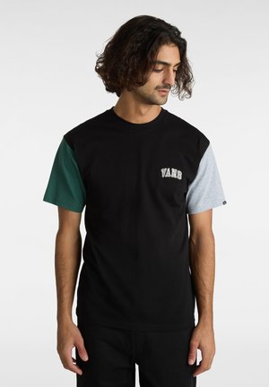 Sort bomulds T-shirt med grønne og grå kortærmer, der har "VANS" logoet på brystet. Casual fit med rund hals.
