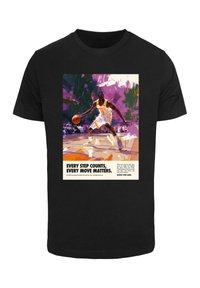 Sort t-shirt med et farverigt grafisk motiv af en basketballspiller, der dribler med bolden, og teksten "HVER SKRIDT TÆLLER, HVER BEVÆGELSE BETYDER NOGET."