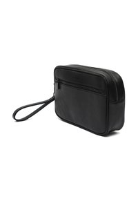 Bolso de piel negra con un acabado suave, forma rectangular, cierre superior y una correa de muñeca adjunta. Cuenta con un bolsillo delantero con cremallera.