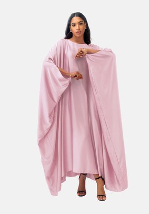 Robe maxi rose pâle avec manches larges et fluides et coupe décontractée. Fabriquée en tissu lisse avec des coutures minimales et un col rond.