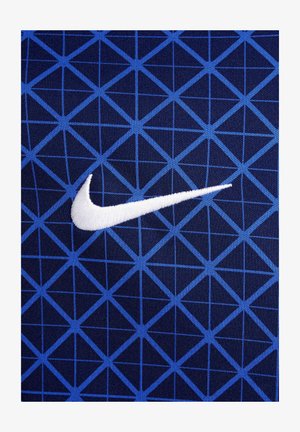 Tela azul con un diseño geométrico que presenta triángulos sobre un fondo oscuro. Incluye un logo de Nike bordado en blanco.
