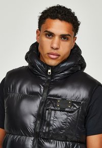 Glorious Gangsta FIDRA CARGO GILET - Strukirani kaput - jet black