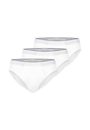 Drei weiße Herren-Slips mit grauen elastischen Bund, in versetzter Anordnung auf weißem Hintergrund.