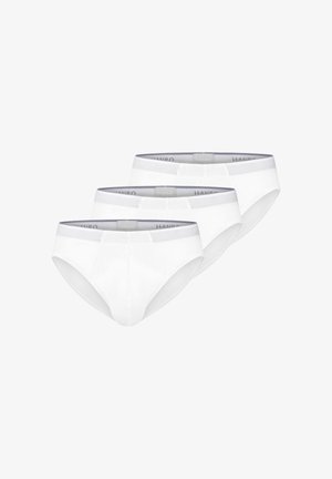 Tre hvide mænds trusser med grå elastiske taljebånd, arrangeret i en trappestillet formation på en hvid baggrund.