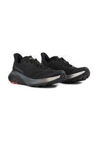 Scarpe da ginnastica nere con parte superiore in rete traspirante, suola in gomma e una distintiva intersuola argento. Presentano motivi testurizzati e dettagli arancioni.