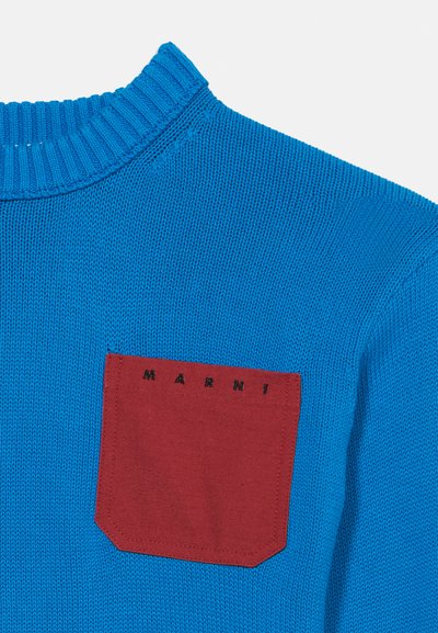 Μπλε πλεκτό πουλόβερ με ριμπ ύφασμα στον λαιμό και μια αντίθετη κόκκινη τσέπη με τη λέξη "MARNI" με μαύρ α γράμματα.