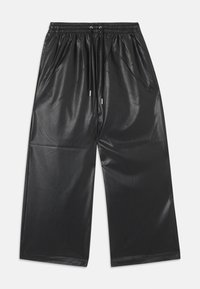 Pantaloni neri a gamba larga, corti, con cintura elastica, coulisse, tasche laterali e texture in similpelle traforata.