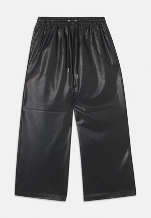 Pantaloni neri a gamba larga, corti, con cintura elastica, coulisse, tasche laterali e texture in similpelle traforata.