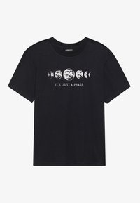 Tricou negru din bumbac cu mâneci scurte, având un grafic cu fazele lunii și textul "E DOAR O FAZĂ" în alb.