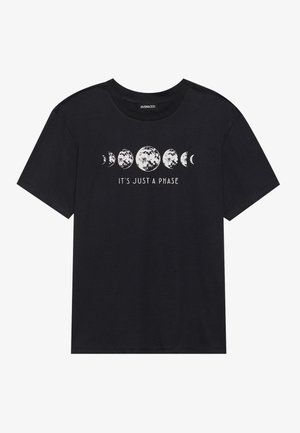 T-shirt en coton noir à manches courtes, avec un graphique des phases de la lune et le texte "CE N'EST QU'UNE PHASE" en blanc.