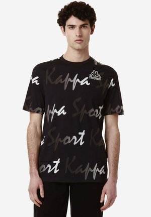 T-shirt in cotone nero con stampa grafica ripetuta in grigio e bianco "Kappa Sport", collo rotondo e maniche corte. Logo del marchio sul petto.