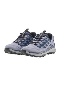 Un paio di scarpe da trekking di color lavanda chiaro e blu navy con lacci neri e suole grigie robuste, inclinate a destra su uno sfondo bianco.