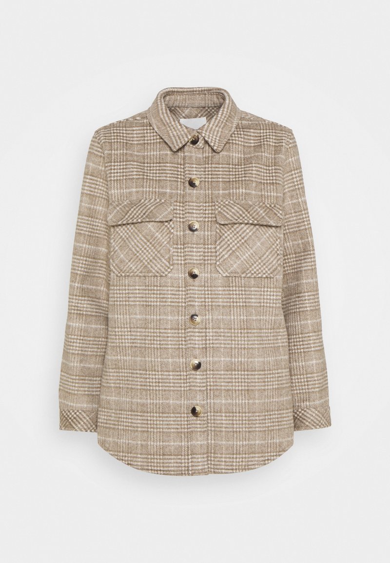 Chaqueta de camisa a cuadros beige con dos bolsillos en el pecho, cierre de botones y una textura suave, que cuenta con un collar clásico y un patrón de cuadros.