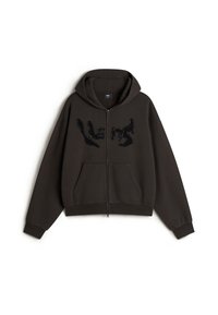 Sudadera con cremallera de color gris oscuro, con una capucha amplia, dos bolsillos frontales y un logo negro texturizado y brillante en el pecho. Acabado de tejido suave.