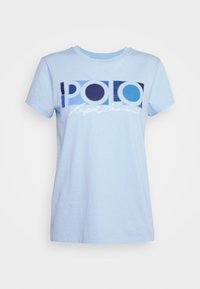 Světle modré bavlněné tričko s kulatým výstřihem, s výrazným grafickým nápisem "POLO" v námořnické modři a modré barvě, a kurzívou "Ralph Lauren" v bílé.