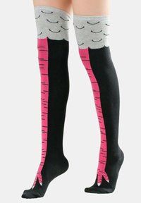 Knielange sokken met een grijze bovenkant met golfpatroon, roze strepen aan de voorkant en een zwarte voet. De stof lijkt zacht en elastisch.