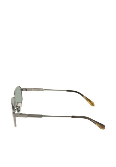 Lunettes de soleil à fines montures métalliques avec verres ronds gris et branches incurvées à motif écaille, sur fond blanc.