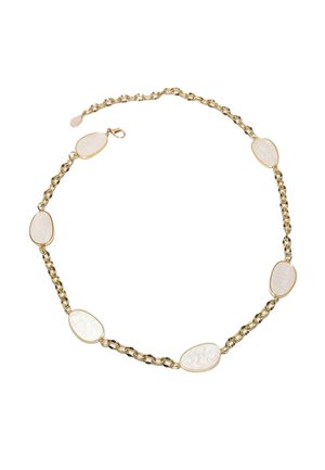 Goldene Halskette mit sechs unregelmäßigen weißen Steinanhängern und Karabinerverschluss auf weißem Hintergrund.