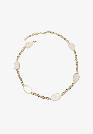 Kultainen ketjuriipus, jossa on kuusi epäsäännöllisen muotoista valkoista kiveä ja pihalukko, valkoisella taustalla.