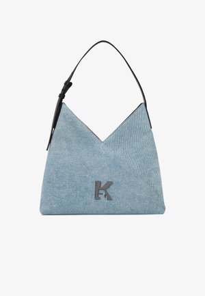 Geantă de umăr din denim albastru deschis, cu curea neagră reglabilă și logo metalic „K” pe față, cu design geometric în formă de V în partea de sus.